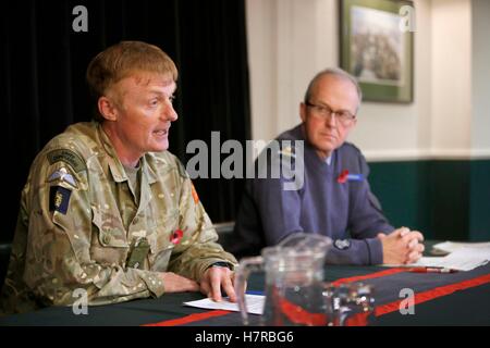 Le Major-général Alastair Dickinson (à gauche), Directeur de la base de l'armée et de l'infrastructure et de l'Air Vice Marshal Ross Paterson (droite), de la direction de l'Ecosse, annoncer la fermeture de la base militaire de Fort George à Inverness, à Dreghorn Barracks, Édimbourg. Banque D'Images