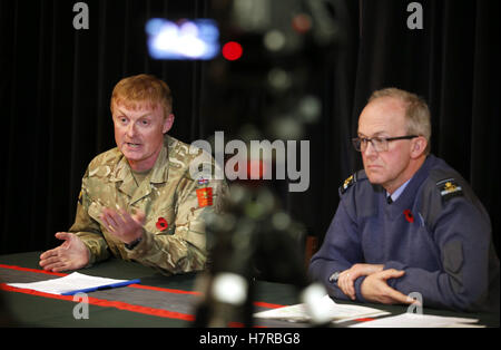 Le Major-général Alastair Dickinson (à gauche), Directeur de la base de l'armée et de l'infrastructure et de l'Air Vice Marshal Ross Paterson (droite), de la direction de l'Ecosse, annoncer la fermeture de la base militaire de Fort George à Inverness, à Dreghorn Barracks, Édimbourg. Banque D'Images