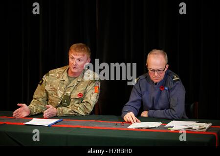 Le Major-général Alastair Dickinson (à gauche), Directeur de la base de l'armée et de l'infrastructure et de l'Air Vice Marshal Ross Paterson (droite), de la direction de l'Ecosse, annoncer la fermeture de la base militaire de Fort George à Inverness, à Dreghorn Barracks, Édimbourg. Banque D'Images