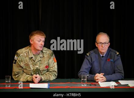 Le Major-général Alastair Dickinson (à gauche), Directeur de la base de l'armée et de l'infrastructure et de l'Air Vice Marshal Ross Paterson (droite), de la direction de l'Ecosse, annoncer la fermeture de la base militaire de Fort George à Inverness, à Dreghorn Barracks, Édimbourg. Banque D'Images