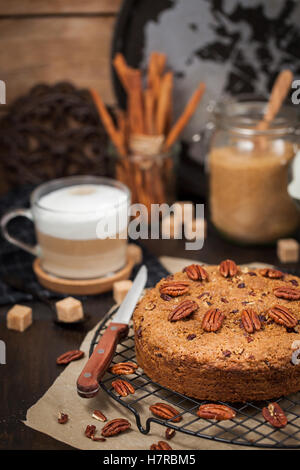 Maison frais et délicieux gâteau à la cannelle et aux pacanes Banque D'Images