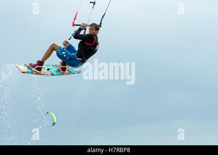 Kitesurfeur professionnel Ben Jopling à Veterans Memorial Park - Little Duck Key, Florida, USA Banque D'Images