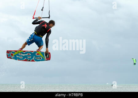 Kitesurfeur professionnel Ben Jopling à Veterans Memorial Park - Little Duck Key, Florida, USA Banque D'Images