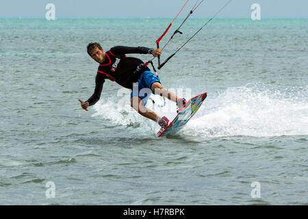 Kitesurfeur professionnel Ben Jopling à Veterans Memorial Park - Little Duck Key, Florida, USA Banque D'Images