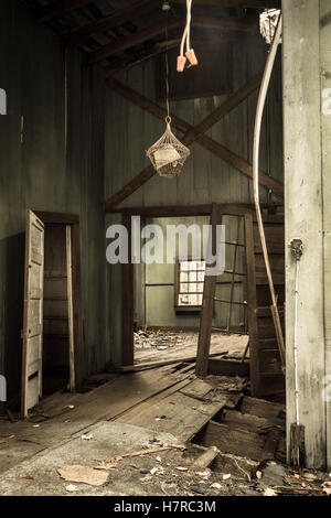 Intérieur de la maison abandonnée dans les Great Smoky Mountains National Park. Intérieur de Elkmont historic district accueil. Banque D'Images