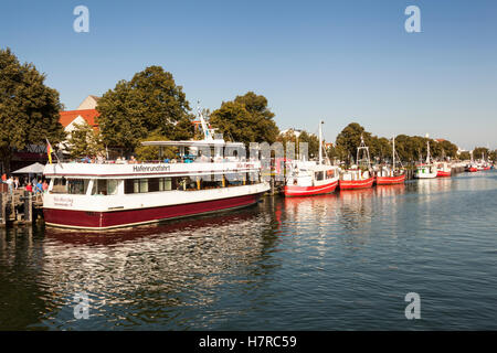 Bateau de plaisance et des bateaux de pêche, Alter Strom de Warnemunde, Canal, Allemagne Banque D'Images