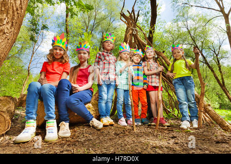 Enfants heureux en costumes d'Injun jouant au parc Banque D'Images