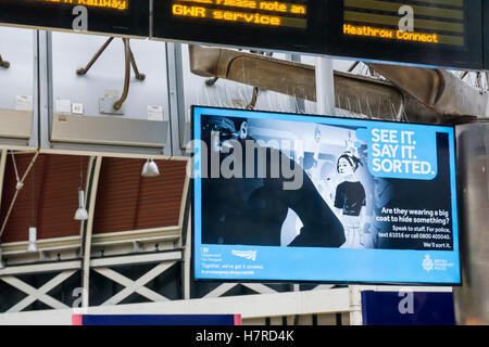 Ces nouveaux messages de sécurité à partir de la police britannique des transports ont été critiqués comme étant xénophobe et faisant écho à la propagande nazie. Banque D'Images