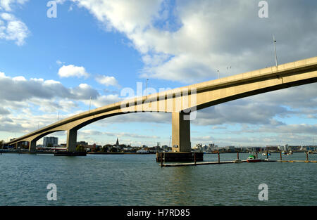 Le pont Itchen à Southampton (UK) vu de Rockfield qui fut construit en 1977. Banque D'Images