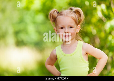 Close-up portrait of smiling fille de trois ans Banque D'Images