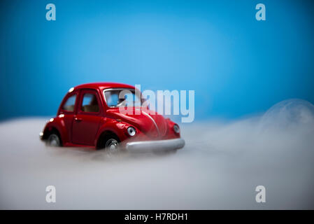 Izmir, Turquie - le 28 février 2015. Volkswagen Beetle jouet produit tourné sur fond bleu. Banque D'Images