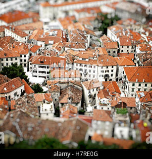 Vue aérienne des bâtiments de la vieille ville de Kotor, Monténégro. Tilt-shift Effet miniature Banque D'Images