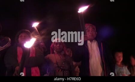 Aux Philippines. 05Th Nov, 2016. L'aube parade qui est surnommé 'voyage à lemlunay' ou le paradis est l'une des attraction unique au cours de l'Helobung Festival à South Cotabato. T'boli tribu portent leurs vêtements traditionnels et de marcher avec leurs flambeaux à la recherche du paradis. Lake Sebu est inclus dans le top 100 green destination dans le monde. Et T'boli sont connus pour leur célèbre chiffon tinalak fabriqués à partir de fibres d'abaca. Sherbien Dacalanio : Crédit/Pacific Press/Alamy Live News Banque D'Images