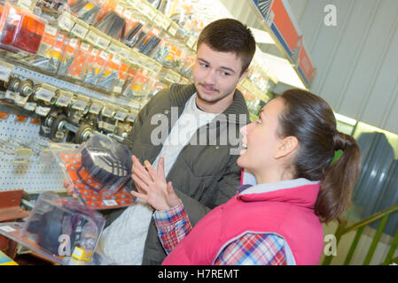 Bel hardwarestore saleswoman helping customer Banque D'Images