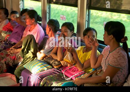 Yangon, Myanmar - 10 novembre 2014. Passagers à Yangon's Circle Line Railway. Banque D'Images