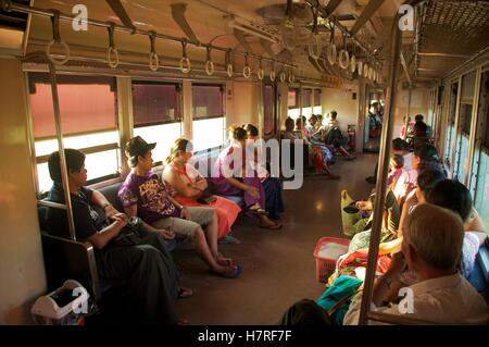 Yangon, Myanmar - 10 novembre 2014. Passagers à Yangon's Circle Line Railway. Banque D'Images