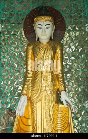 Yangon, Myanmar - 11 novembre 2014. Image de Bouddha Debout dans une niche à la pagode Shwedagon. Banque D'Images