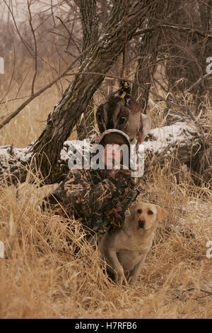 La chasse au sol chasseur avec Yellow Rusty Lab Banque D'Images