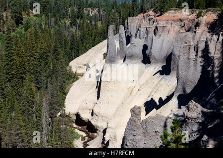 Le lac du cratère Pinnacles, s'élever au-dessus de Sand Creek Canyon au Crater Lake National Park. Banque D'Images