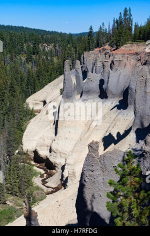 Le lac du cratère Pinnacles, s'élever au-dessus de Sand Creek Canyon au Crater Lake National Park. Banque D'Images