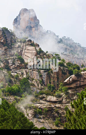 Mist couverts de pics déchiquetés des montagnes l'Alta Rocca Banque D'Images