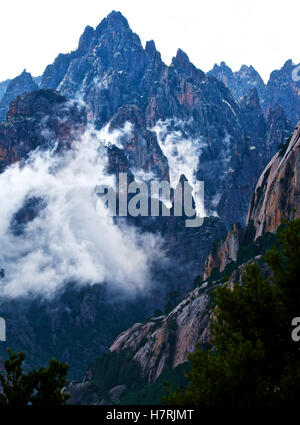 Mist couverts de pics déchiquetés des montagnes l'Alta Rocca Banque D'Images