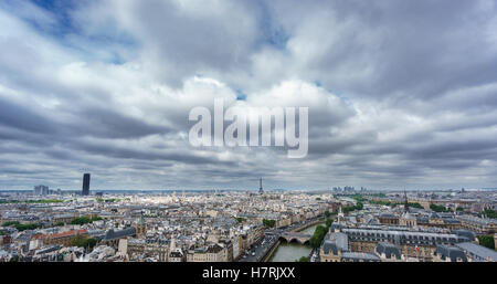 Les tours Eiffel et Montparnasse sur Paris, jour nuageux Banque D'Images