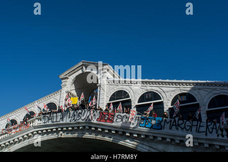 Venise, Italie. 07Th Novembre, 2016. Les manifestants occupent le pont du Rialto à Venise, Italie. Le comité 'Non' Grandi Navi rend aujourd'hui un événement sur le pont du Rialto à lancer un appel au ministre de l'équipement et des Transports, Graziano Delrio, aujourd'hui à Venise, pour l'éviction de la grande croisière de la lagune de Venise. Credit : Alessandro Mazzola / éveil / Alamy Live News Banque D'Images