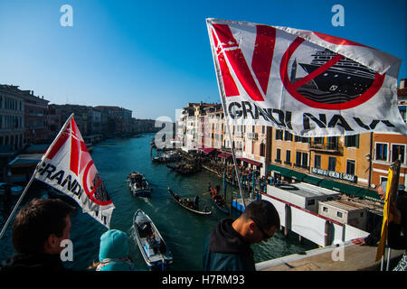 Venise, Italie. 07Th Novembre, 2016. Les manifestants occupent le pont du Rialto à Venise, Italie. Le comité 'Non' Grandi Navi rend aujourd'hui un événement sur le pont du Rialto à lancer un appel au ministre de l'équipement et des Transports, Graziano Delrio, aujourd'hui à Venise, pour l'éviction de la grande croisière de la lagune de Venise. Credit : Simone Padovani / éveil / Alamy Live News Banque D'Images