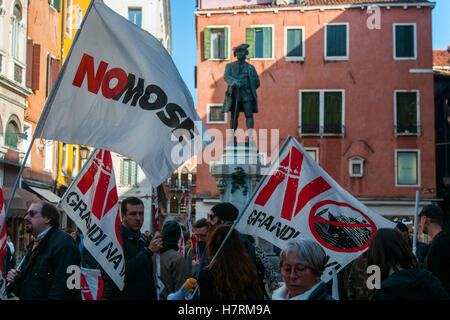 Venise, Italie. 07Th Novembre, 2016. Les manifestants occupent le pont du Rialto à Venise, Italie. Le comité 'Non' Grandi Navi rend aujourd'hui un événement sur le pont du Rialto à lancer un appel au ministre de l'équipement et des Transports, Graziano Delrio, aujourd'hui à Venise, pour l'éviction de la grande croisière de la lagune de Venise. Credit : Simone Padovani / éveil / Alamy Live News Banque D'Images