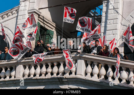 Venise, Italie. 07Th Novembre, 2016. Les manifestants occupent le pont du Rialto à Venise, Italie. Le comité 'Non' Grandi Navi rend aujourd'hui un événement sur le pont du Rialto à lancer un appel au ministre de l'équipement et des Transports, Graziano Delrio, aujourd'hui à Venise, pour l'éviction de la grande croisière de la lagune de Venise. Credit : Simone Padovani / éveil / Alamy Live News Banque D'Images