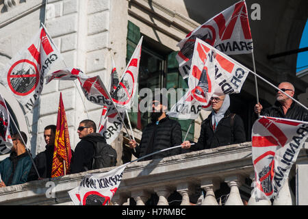 Venise, Italie. 07Th Novembre, 2016. Les manifestants occupent le pont du Rialto à Venise, Italie. Le comité 'Non' Grandi Navi rend aujourd'hui un événement sur le pont du Rialto à lancer un appel au ministre de l'équipement et des Transports, Graziano Delrio, aujourd'hui à Venise, pour l'éviction de la grande croisière de la lagune de Venise. Credit : Simone Padovani / éveil / Alamy Live News Banque D'Images