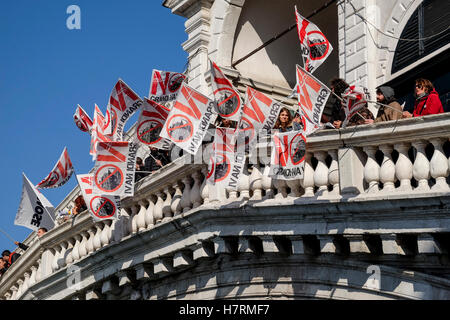 Venise, Italie. 07Th Novembre, 2016. Les manifestants occupent le pont du Rialto à Venise, Italie. Le comité 'Non' Grandi Navi rend aujourd'hui un événement sur le pont du Rialto à lancer un appel au ministre de l'équipement et des Transports, Graziano Delrio, aujourd'hui à Venise, pour l'éviction de la grande croisière de la lagune de Venise. Crédit : Stefano Mazzola / éveil / Alamy Live News Banque D'Images