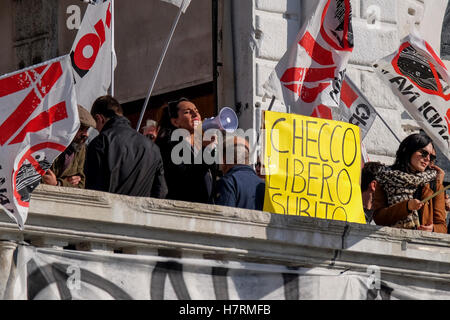 Venise, Italie. 07Th Novembre, 2016. Les manifestants occupent le pont du Rialto à Venise, Italie. Le comité 'Non' Grandi Navi rend aujourd'hui un événement sur le pont du Rialto à lancer un appel au ministre de l'équipement et des Transports, Graziano Delrio, aujourd'hui à Venise, pour l'éviction de la grande croisière de la lagune de Venise. Crédit : Stefano Mazzola / éveil / Alamy Live News Banque D'Images