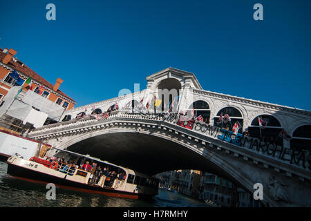 Venise, Italie. 07Th Novembre, 2016. Les manifestants occupent le pont du Rialto à Venise, Italie. Le comité 'Non' Grandi Navi rend aujourd'hui un événement sur le pont du Rialto à lancer un appel au ministre de l'équipement et des Transports, Graziano Delrio, aujourd'hui à Venise, pour l'éviction de la grande croisière de la lagune de Venise. Credit : Simone Padovani / éveil / Alamy Live News Banque D'Images