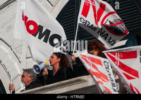 Venise, Italie. 07Th Novembre, 2016. Les manifestants occupent le pont du Rialto à Venise, Italie. Le comité 'Non' Grandi Navi rend aujourd'hui un événement sur le pont du Rialto à lancer un appel au ministre de l'équipement et des Transports, Graziano Delrio, aujourd'hui à Venise, pour l'éviction de la grande croisière de la lagune de Venise. Credit : Simone Padovani / éveil / Alamy Live News Banque D'Images