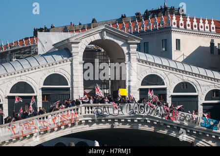 Venise, Italie. 07Th Novembre, 2016. Les manifestants occupent le pont du Rialto à Venise, Italie. Le comité 'Non' Grandi Navi rend aujourd'hui un événement sur le pont du Rialto à lancer un appel au ministre de l'équipement et des Transports, Graziano Delrio, aujourd'hui à Venise, pour l'éviction de la grande croisière de la lagune de Venise. Credit : Simone Padovani / éveil / Alamy Live News Banque D'Images