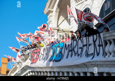 Venise, Italie. 07Th Novembre, 2016. Les manifestants occupent le pont du Rialto à Venise, Italie. Le comité 'Non' Grandi Navi rend aujourd'hui un événement sur le pont du Rialto à lancer un appel au ministre de l'équipement et des Transports, Graziano Delrio, aujourd'hui à Venise, pour l'éviction de la grande croisière de la lagune de Venise. Crédit : Stefano Mazzola / éveil / Alamy Live News Banque D'Images