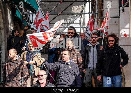 Les manifestants occupent le pont du Rialto à Venise, Italie. Venise, Italie. 07Th Novembre, 2016. Le comité 'Non' Grandi Navi rend aujourd'hui un événement sur le pont du Rialto à lancer un appel au ministre de l'équipement et des Transports, Graziano Delrio, aujourd'hui à Venise, pour l'éviction de la grande croisière de la lagune de Venise. Crédit : Stefano Mazzola / éveil / Alamy Live News Banque D'Images