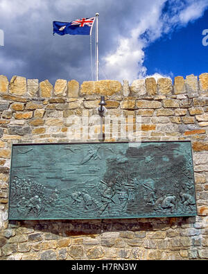 Port Stanley, îles Falkland. 7 Février, 2003. Drapeau des îles Falkland survole une plaque à monument mémorial à Port Stanley, capitale des îles Falkland, érigée par les habitants de l'île pour commémorer leur libération dans la brève guerre non déclarée entre l'Argentine et la Grande-Bretagne en 1982 pour le contrôle des îles Falkland © Arnold Drapkin/ZUMA/Alamy Fil Live News Banque D'Images