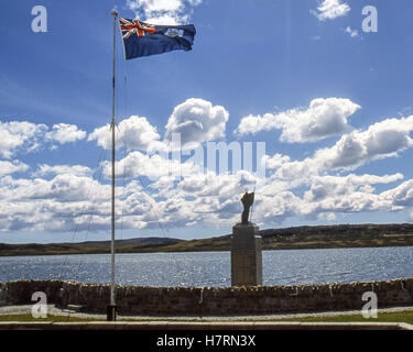 Port Stanley, îles Falkland. 7 Février, 2003. Drapeau des îles Falkland en vol au dessus du monument mémorial à Port Stanley, capitale des îles Falkland, érigée par les habitants de l'île pour commémorer leur libération dans la brève guerre non déclarée entre l'Argentine et la Grande-Bretagne en 1982 pour le contrôle des îles Falkland © Arnold Drapkin/ZUMA/Alamy Fil Live News Banque D'Images