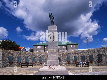 Port Stanley, îles Falkland. 7 Février, 2003. Statue représentant Britannia au sommet du monument commémoratif à Port Stanley, capitale des îles Falkland, érigée par les habitants de l'île pour commémorer leur libération dans la brève guerre non déclarée entre l'Argentine et la Grande-Bretagne en 1982 pour le contrôle des îles Falkland © Arnold Drapkin/ZUMA/Alamy Fil Live News Banque D'Images