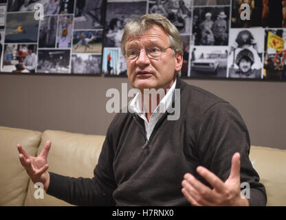 Berlin, Allemagne. Nov 7, 2016. Joerg Meuthen, président du parti de l'Alternative für Deutschland (lit. "Alternative pour l'Allemagne", AfD), photographié au cours d'un entretien à Berlin, Allemagne, 7 novembre 2016. PHOTO : BRITTA PEDERSEN/dpa/Alamy Live News Banque D'Images