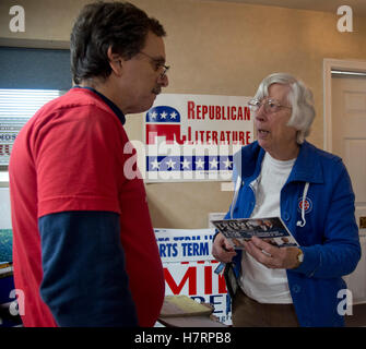 Rockville, USA. 07Th Nov, 2016. Dans le dernier jour de l'élection présidentielle, le comté de Montgomery, MD La campagne républicaine a signes et du matériel politique pour pouvoir les distribuer à ses partisans. Brad Botwin,le comté de Montgomery, MD Président Événements républicaine parle à un électeur non identifiés dans le bureau de campagne. Credit : Patsy Lynch/Alamy Live News Banque D'Images