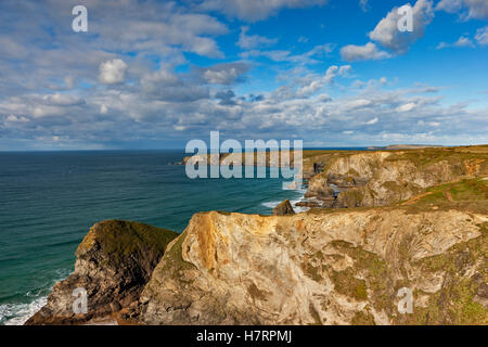 Bedruthan steps, St Eval, Cornwall. 7e novembre 2016. Bedruthan steps basking dans la glorieuse lumière avant la forte pluie arrive à Cornwall. La pluie torrentielle prévision pour la fin de soirée et demain. Credit : Barry Bateman / Alamy Live News Banque D'Images