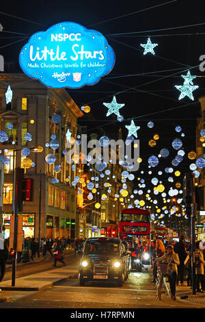 Londres, Royaume-Uni. 7e novembre 2016. Oxford Street et les lumières des décorations de Noël sur le thème de l'aide de petites étoiles de la NSPCC. Crédit : Paul Brown/Alamy Live News Banque D'Images