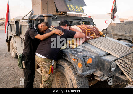 Gogjali, Ninive, de l'Iraq. 5ème Nov, 2016. Des soldats des Forces spéciales irakiennes pleurer la mort d'un camarade qui a chuté au cours d'un échange de tirs avec des militants d'ISIS à Mossoul, à un poste de secours. © Nish Nalbandian/ZUMA/Alamy Fil Live News Banque D'Images