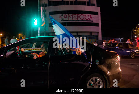 Managua, Nicaragua. Nov 7, 2016. Les partisans du Front sandiniste de libération nationale (FSLN) célébrer après avoir pris connaissance des résultats préliminaires des élections générales à Managua, capitale du Nicaragua, le 7 novembre 2016. Le Président nicaraguayen Daniel Ortega a remporté l'élection présidentielle, a confirmé le Conseil suprême électoral (CSE) le lundi. © Oscar Navarrete/Xinhua/Alamy Live News Banque D'Images