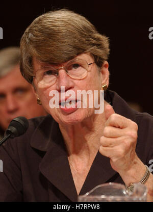 Washington, DC, USA. Nov 7, 2016. PHOTO DE FICHIER EN DATE DU : 13 avril 2004 - Janet Reno, l'ex-procureur général sous le président Bill Clinton, est décédé lundi matin à la suite d'une longue bataille contre la maladie de Parkinson, sa sœur Maggy Hurchalla dit. Elle a été 78. Reno, la toute première femme procureur général, servi dans la Maison Blanche de Clinton de 1993 à 2001. Photo : l'ancien procureur général Janet Reno témoigne devant la Commission nationale sur les attaques terroristes sur les États-Unis (la Commission 9-11) à Washington, DC Le 13 avril 2004. © Ron Sachs/CNP/ZUMA/Alamy Fil Live News Banque D'Images
