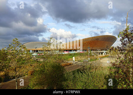 Stratford, London, UK. 7 novembre, 2016. Météo France : marche rapide vent du nord a apporté de très froid mais sec de la capitale. Le Vélodrome à Stratford semblait particulièrement pittoresque. Credit : james jagger/Alamy Live News Banque D'Images